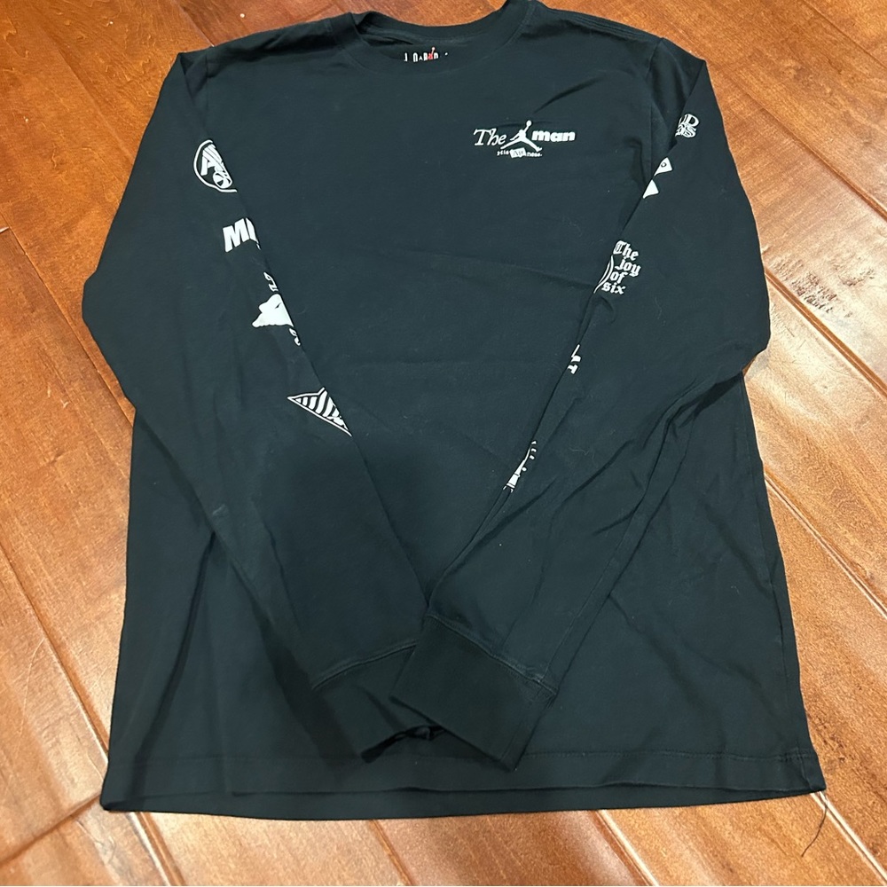 Rare Jordan long sleeve shirt in good condition.         Size large